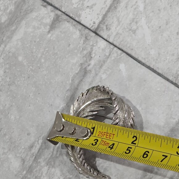 Vintage Hilco Women’s Brooch Pin Silver Tone - Texture Swirl Feather - Picture 8 of 8